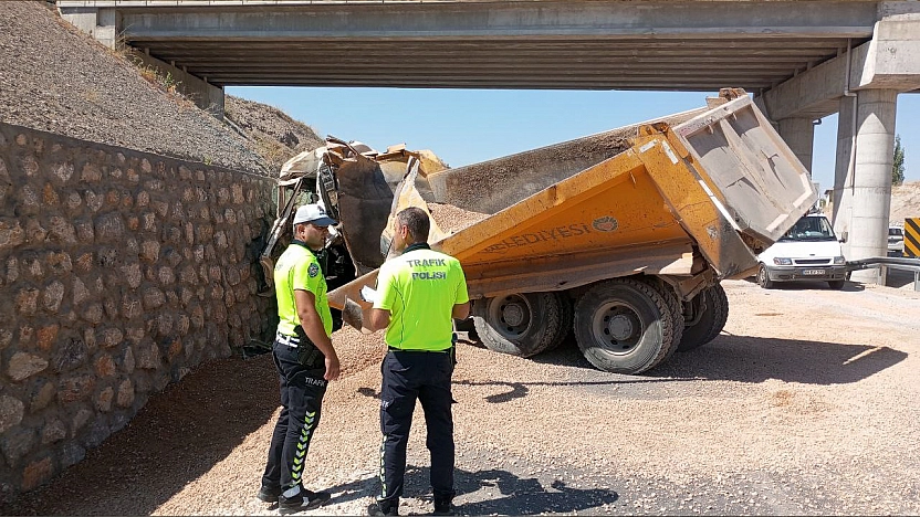 Malatya'da feci kaza: Elazığ istikametine giden kamyon sürücüsü hayatını kaybetti