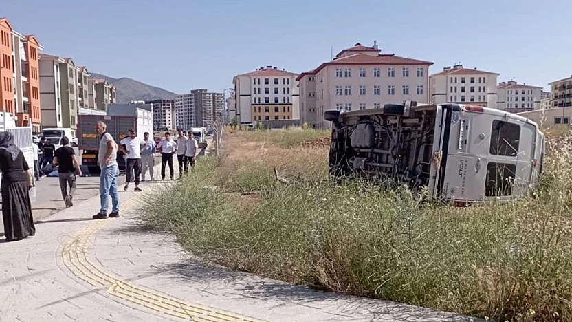 Malatya'da minibüs devrildi!