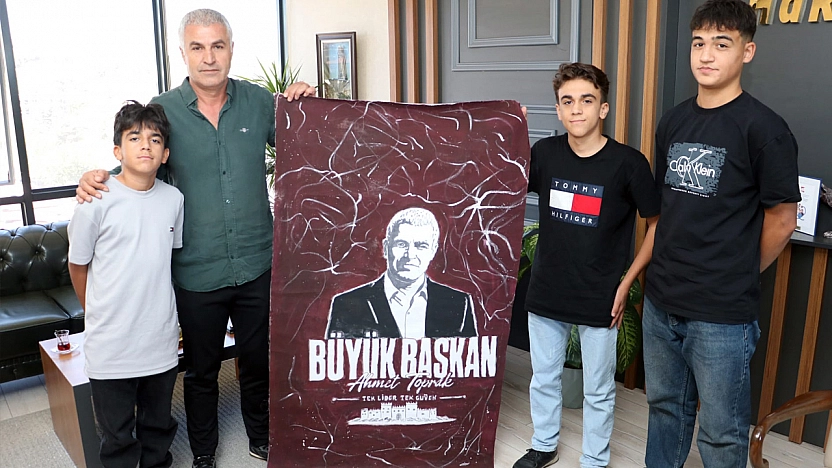 Minik taraftarlardan Başkan Ahmet Toprak'a anlamlı hediye