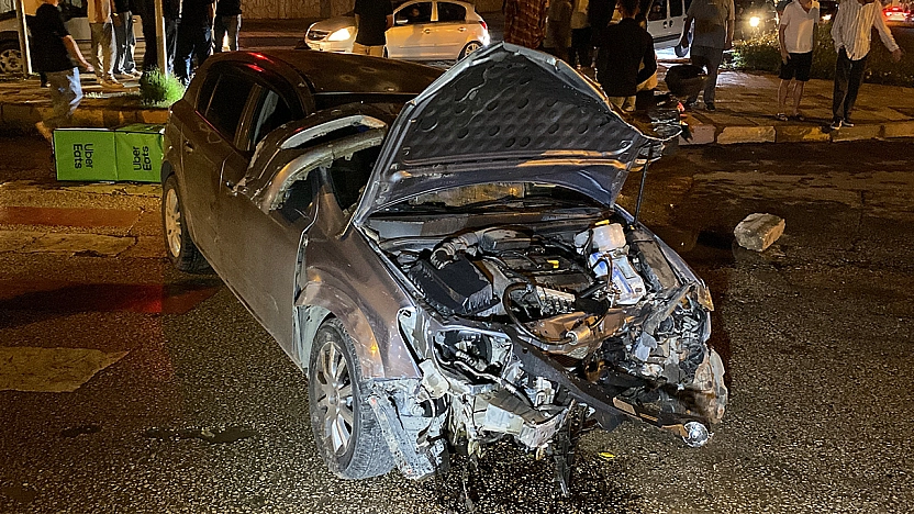 Motosikletle çarpışan otomobil direği devirdi: 5 yaralı