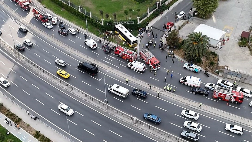 Otobüsü duvara çarptı: ölü ve çok sayıda yaralı var