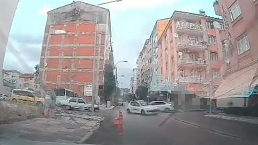 Pertek Caddesi'nde kaza kamerada: 2 araç çarpıştı