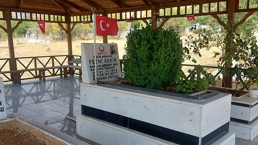 Şehit Polis Memuru Fethi Sekin'in mezar taşındaki fotoğrafı yenilendi