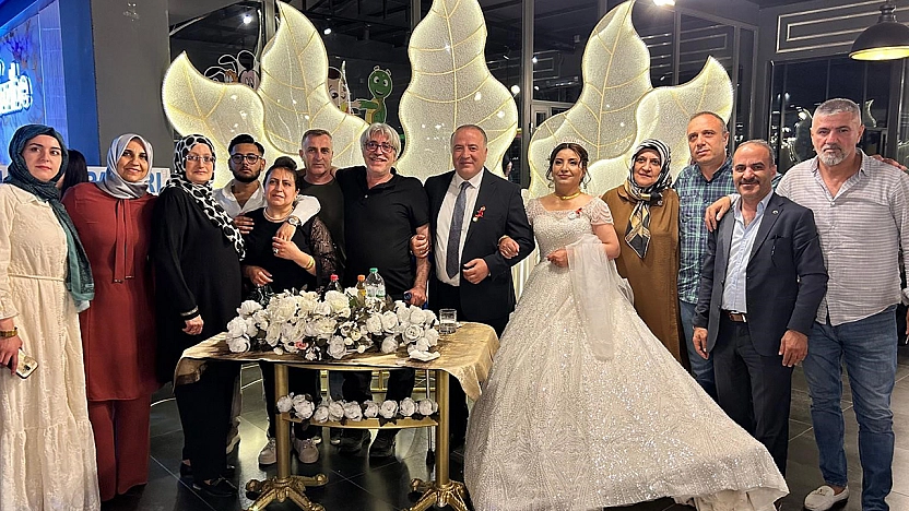 Sınıf arkadaşlığı aşka dönüştü: 34 yıl sonra evet dediler