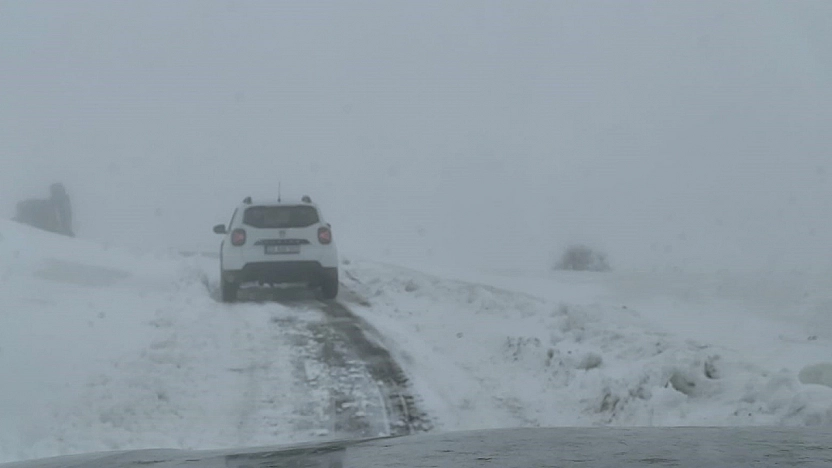 Sivrice'de kar nedeniyle mahsur kalan araç kurtarıldı
