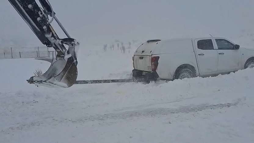 Sivrice'de mahsur kalan araçlar kurtarıldı