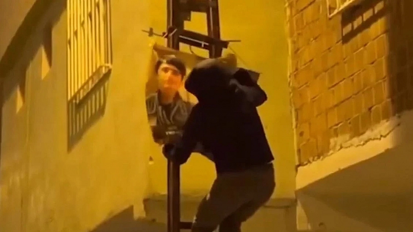 Terör örgütü mensuplarının posterini asan 4 kişi gözaltına alındı