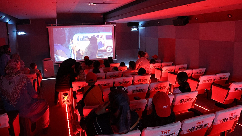 TRT Sinema Tırı Elazığ'da minik izleyicilerle buluştu