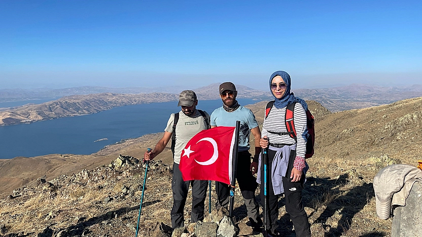 Türk Bayrağı Hazarbaba Dağı zirvesinde dalgalandı