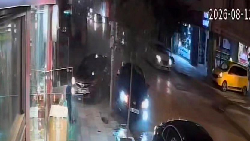 Vali Fahri Bey Caddesi'nde Kaza: Araçlar Direğe Çarptı