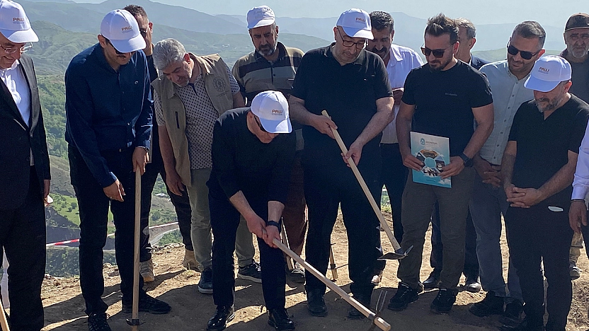 Vali Hatipoğlu, 3 bin yıllık tarihi Palu Kalesi için ilk kazmayı vurdu