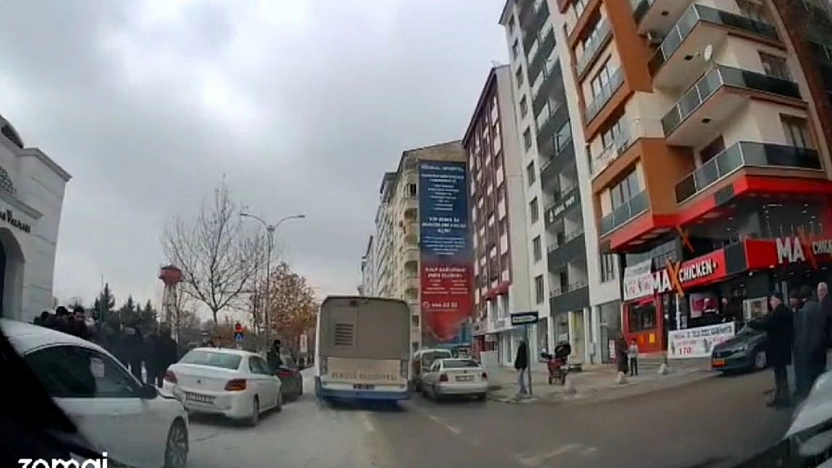 Valilik Karşısında 3 Araç Birbirine Girdi