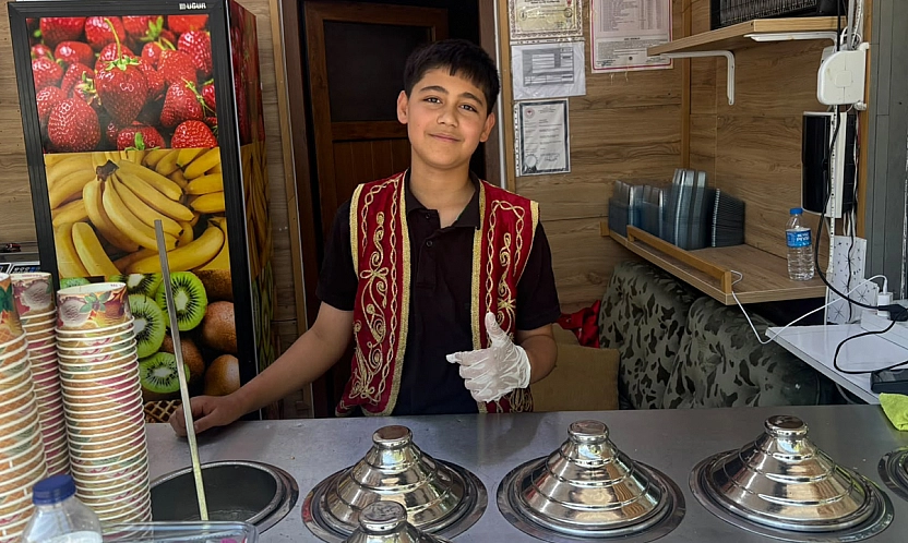 15 yaşında usta oldu, Maraş'tan gelip dondurmasını Harput'a taşıdı