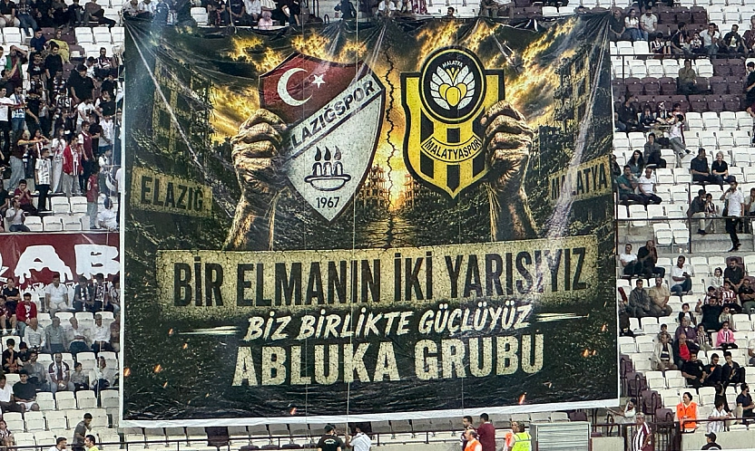 Abluka Grubu'ndan anlamlı pankart: 'Bir elmanın iki yarısıyız'