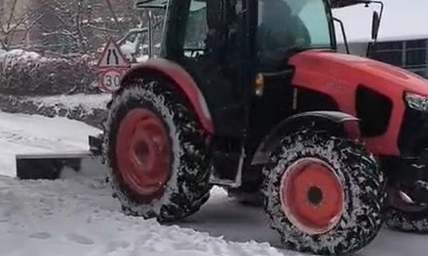 Ağın'da vatandaşlar karla mücadeleye destek verdi