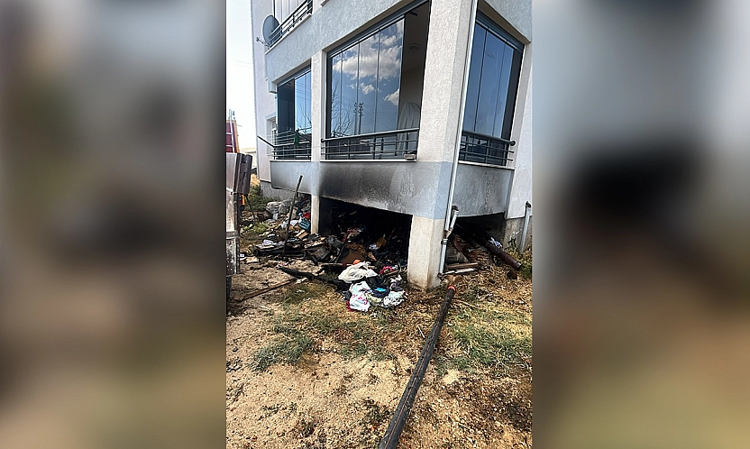 Balkon altındaki odunlar alev aldı: yangın kısa sürede büyüdü
