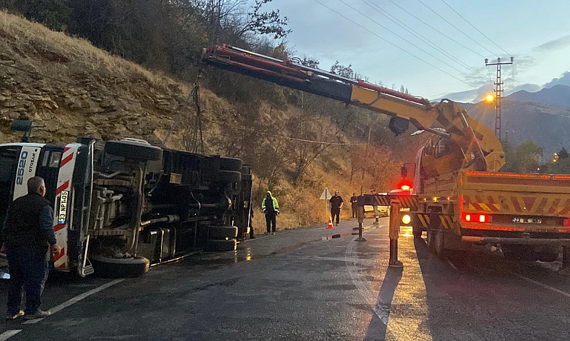 Elazığ'a seyir halindeki canlı hayvan yüklü çekici Erzincan'da devrildi: 2 hayvan yaralandı