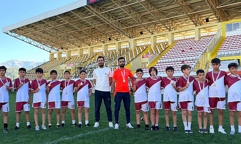 Elazığ Analig Futbol Takımı Grubunu lider tamamlayarak yarı finale yükseldi