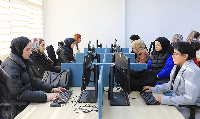 Elazığ Belediyesi Dijital Gençlik Merkezi'nde eğitimler sürüyor