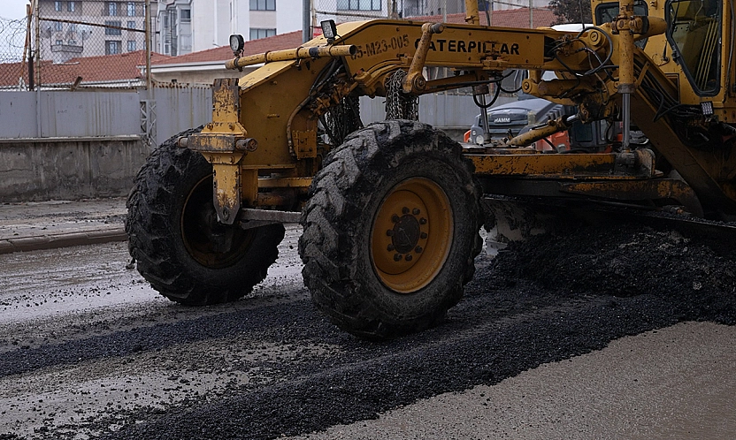 Elazığ Belediyesi, kar sonrası cadde ve sokaklarda asfalt yama çalışması başlattı