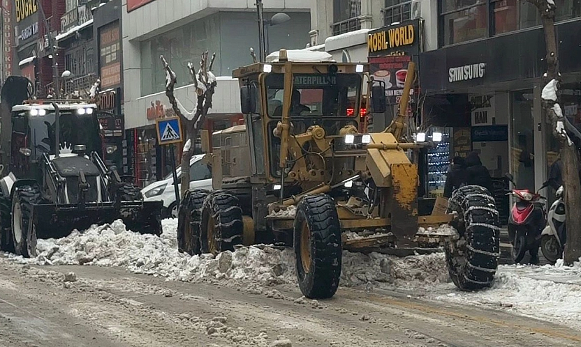 Elazığ Belediyesi karla mücadele ekipleri sahada