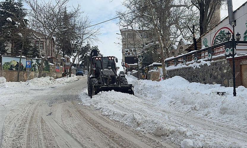 Elazığ Belediyesi'nden Harput'ta kar temizleme çalışması