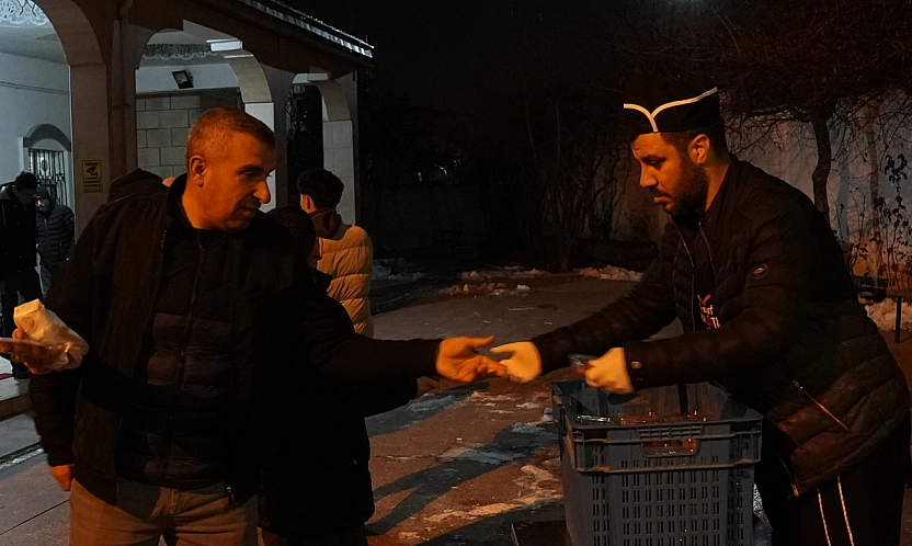 Elazığ Belediyesi'nden Miraç kandili'nde kandil simidi ve tatlı ikramı