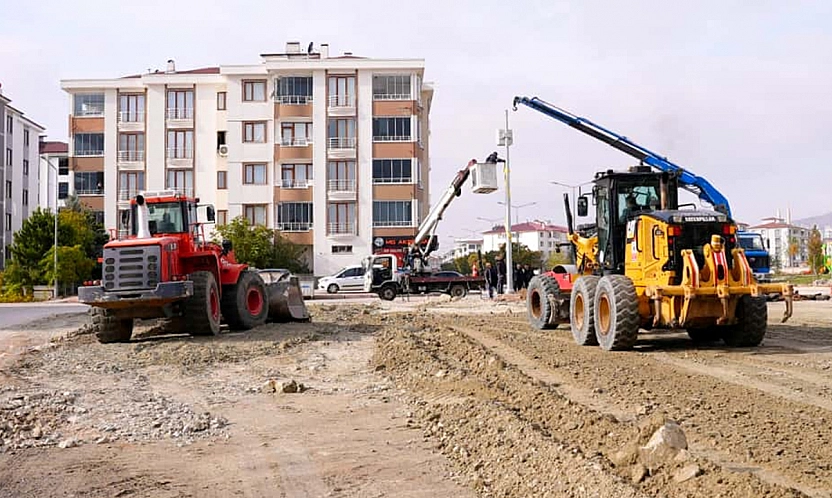 Elazığ Belediyesi, Sürsürü Mahallesi'nde yeni kavşak yapım çalışması gerçekleştiriyor