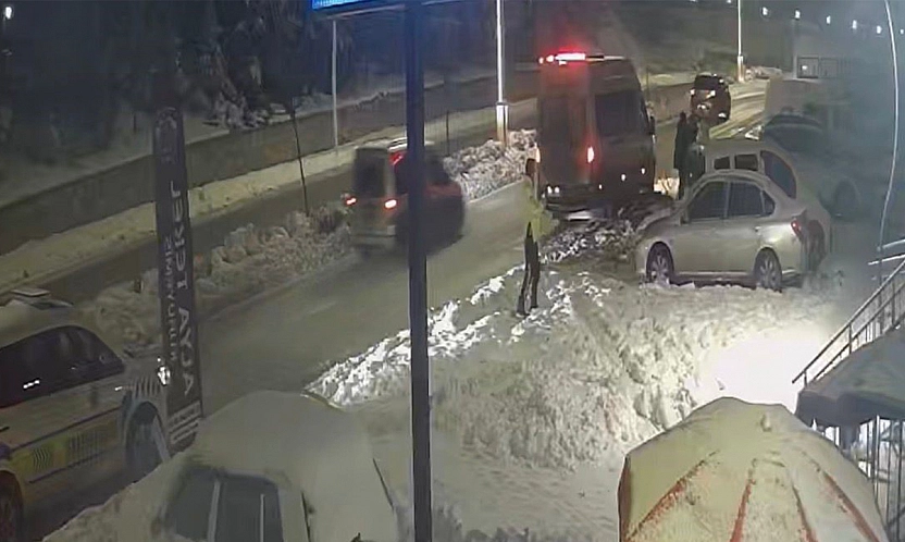 Elazığ'da 2 araca çarpan sürücü hiç durmadan kaçtı