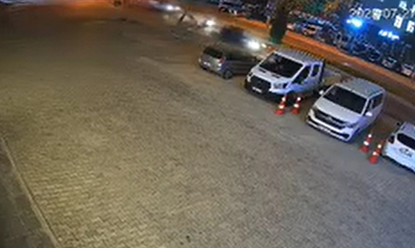 Elazığ'da 2 kişinin yaralandığı kaza anı, güvenlik kamerasına yansıdı