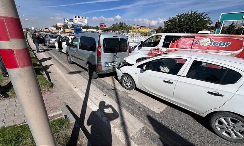Elazığ'da 4 araçlı zincirleme kaza