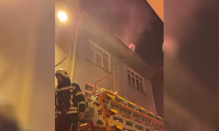 Elazığ'da 4 katlı apartmanda yangın paniği