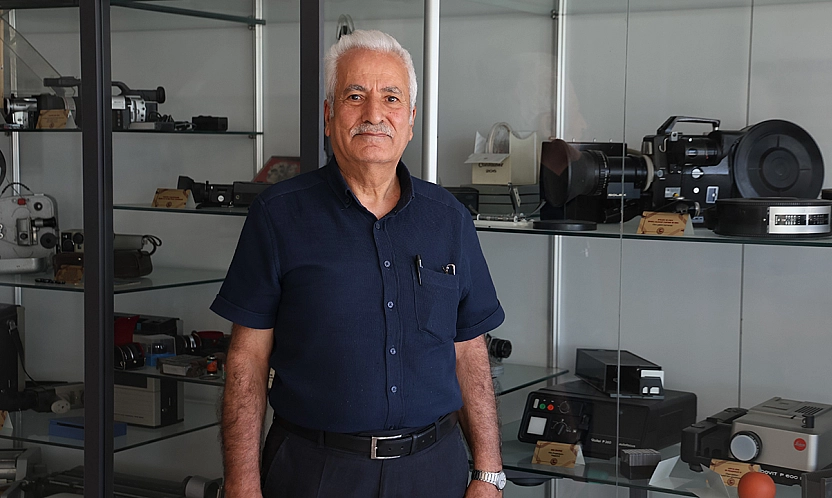 Elazığ'da 42 yıllık emek koridorlarda hayat buldu: Öğrencilerine tarihi armağan