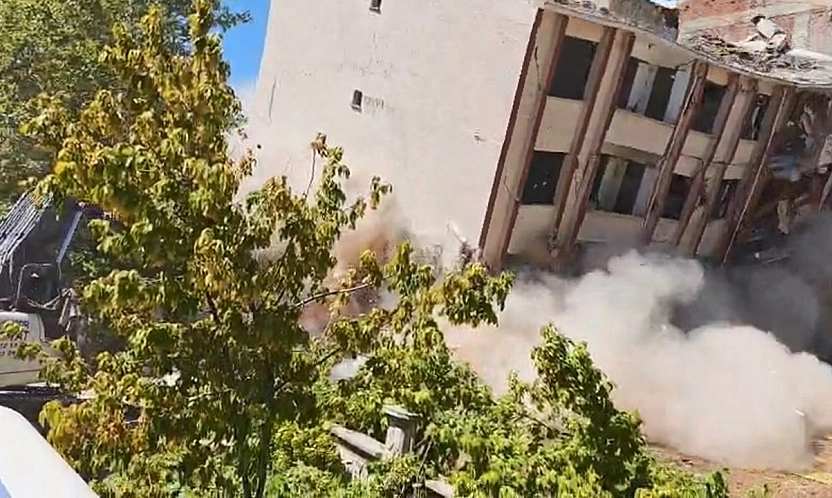 Elazığ'da 5 katlı iki bina saniyeler içinde yerle bir oldu
