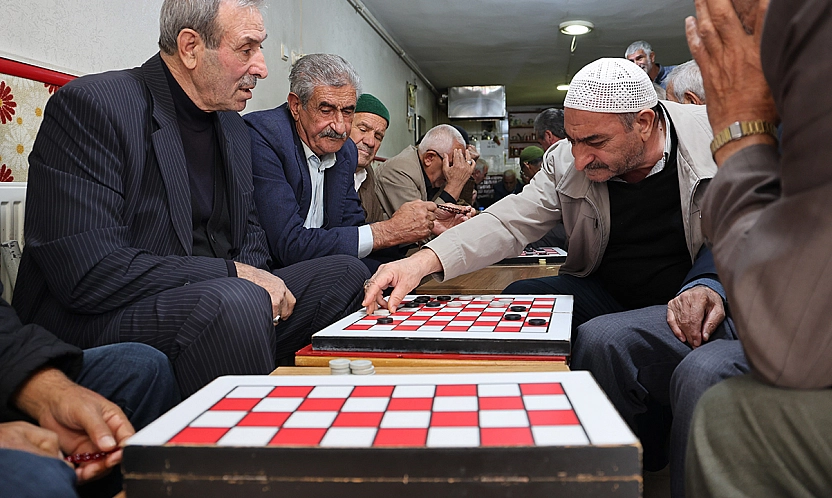 Elazığ'da 65 yaş üstü vatandaşların dama geleneği sürdürülüyor
