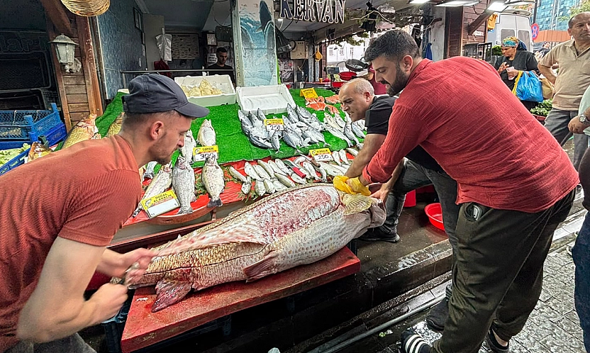 Elazığ'da 82 kiloluk balığı 2 kişi yiyecek