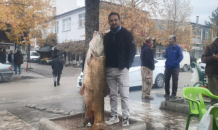 Elazığ'da amatör balıkçılar dev balıkla sosyal medyada gündem oldu