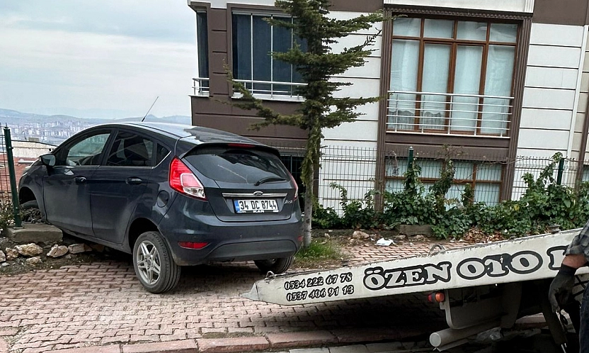 Elazığ'da araç istinat duvarına çarptı