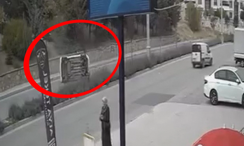Elazığ'da araç yan yattı o anlar kamerada