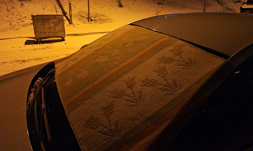 Elazığ'da araçlar dondurucu soğuğa kilimle korunuyor