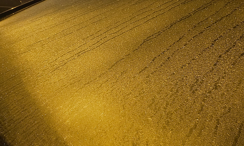 Elazığ'da araçların camları buz tuttu