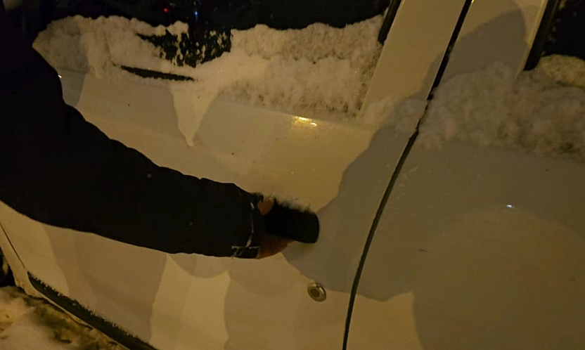 Elazığ'da aşırı soğuktan araçların kapıları dondu