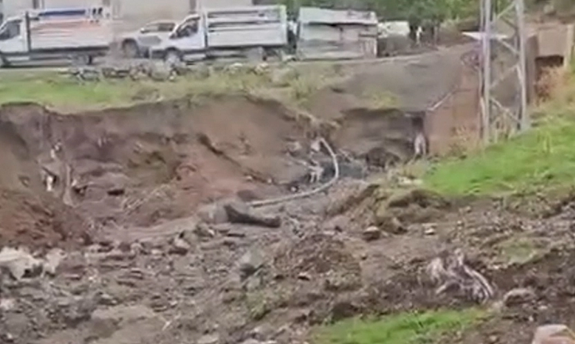 Elazığ'da aşırı yağış sonrası ağaçlar devrildi, derin çukurlar oluştu