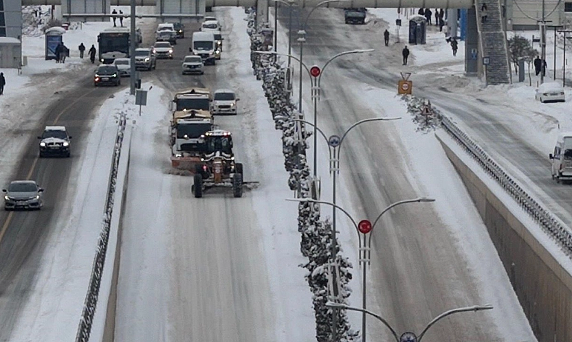 Elazığ'da belediye ekipleri, karla mücadelesini aralıksız sürdürüyor