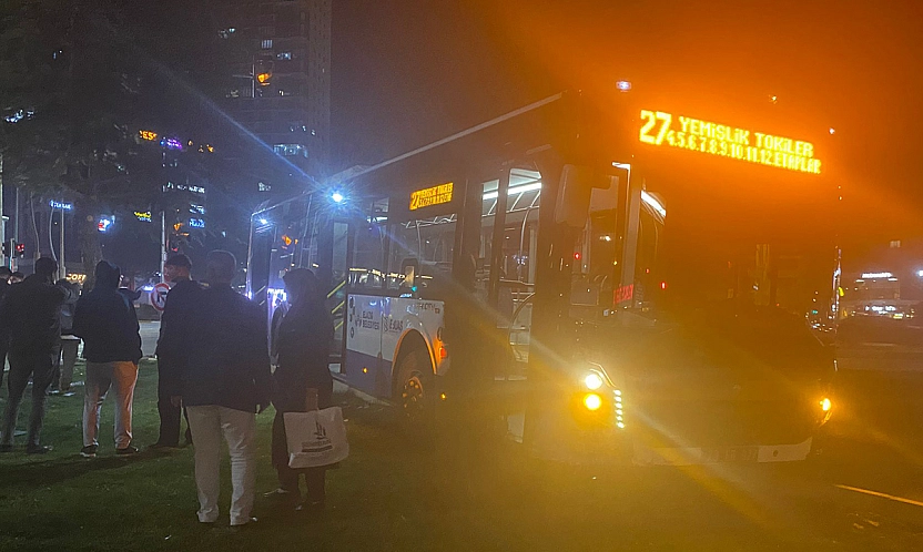 Elazığ'da Belediye Otobüsü, Taksiye Çarpmamak İçin Manevra Yaptı, Kaldırıma Çıkarak Olası Facianın Önüne Geçti