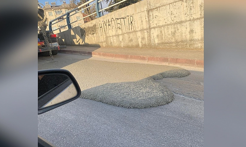 Elazığ'da beton mikseri asfalt yola beton döktü