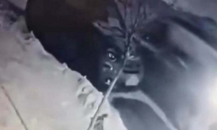 Elazığ'da buzda kayan araç park halindeki otomobile çarptı