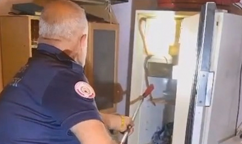 Elazığ'da Buzdolabının içerisine giren yılanı itfaiye ekipleri çıkardı
