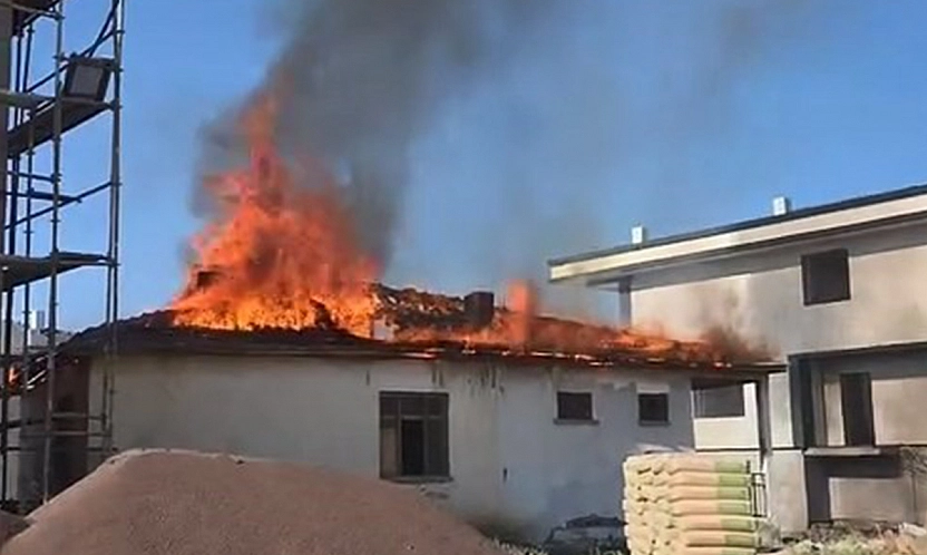 Elazığ'da çatı yangını