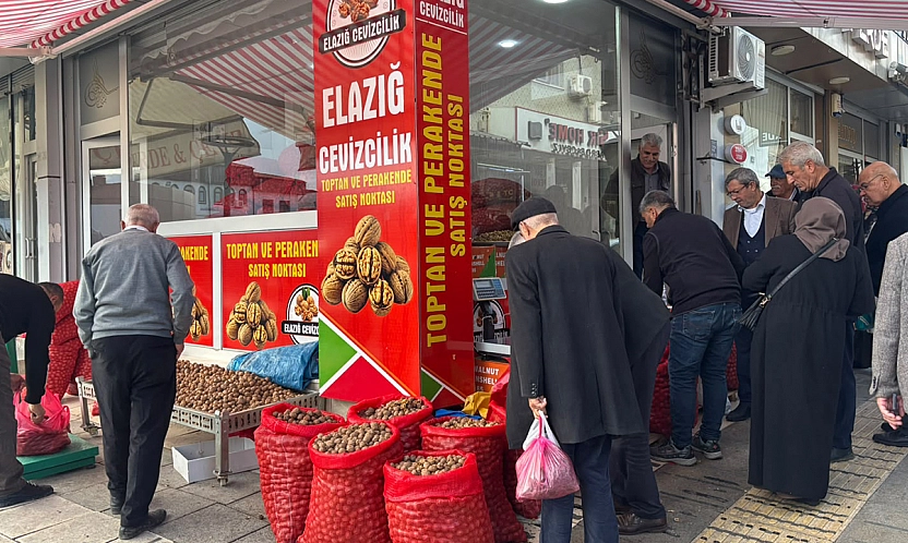 Elazığ'da ceviz bolluğu: Fiyatı duyan vatandaşlar kuyruk oluşturdu